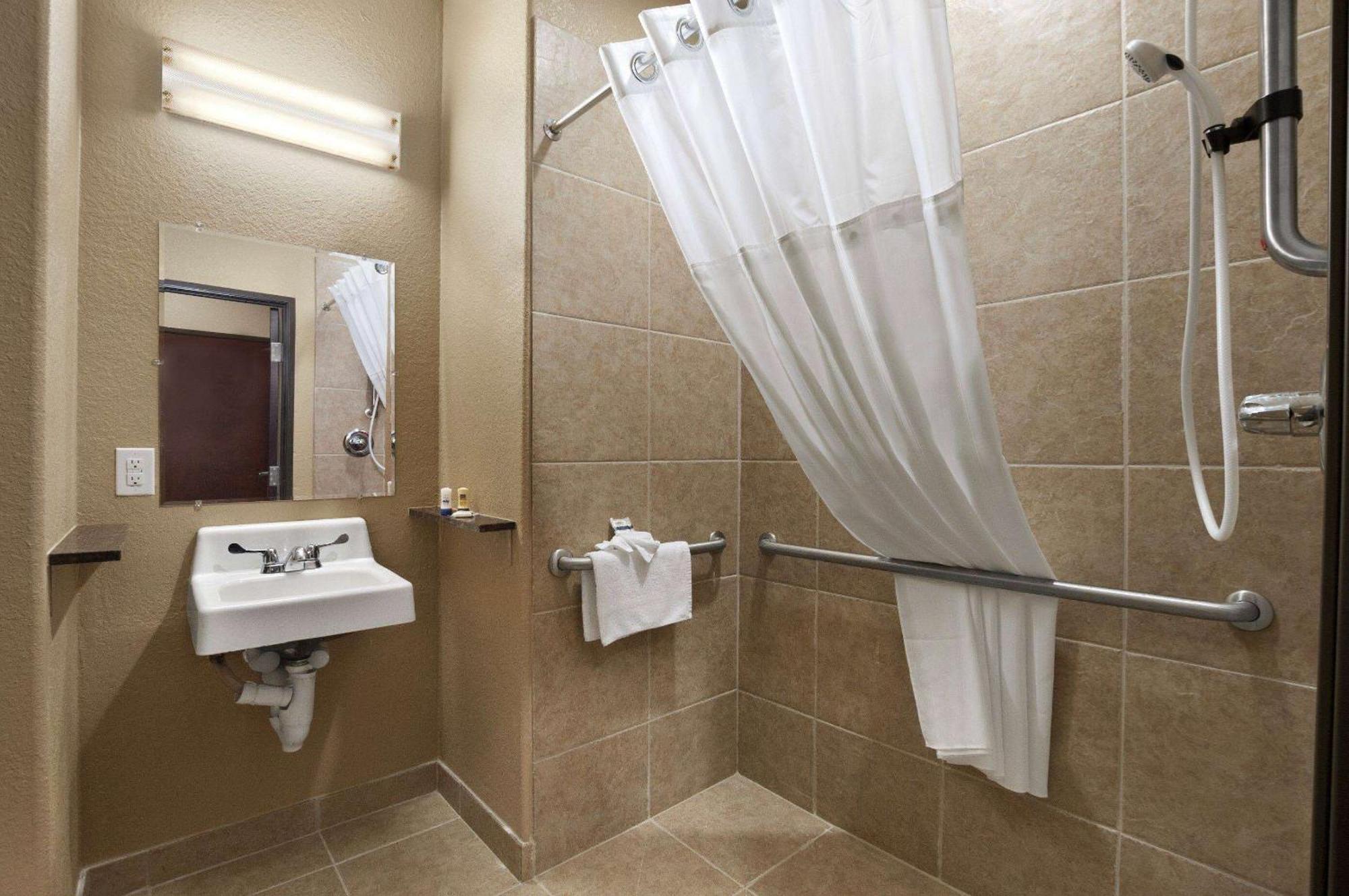 Garner Hotel Gonzales By Ihg Екстериор снимка