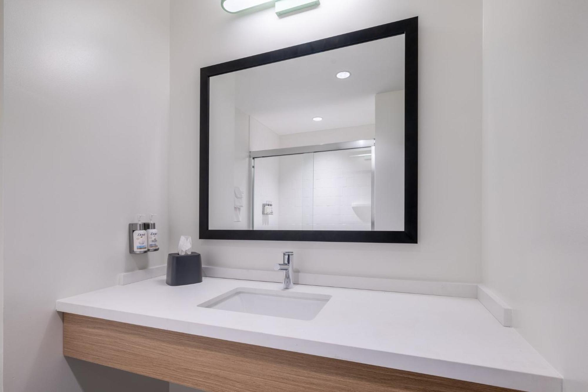 Garner Hotel Gonzales By Ihg Екстериор снимка